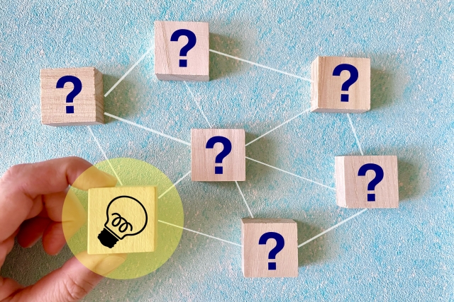疑問符とアイデアを示すネットワークの図