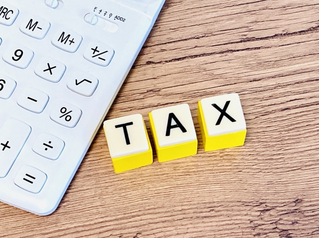 税金と電卓を示した図